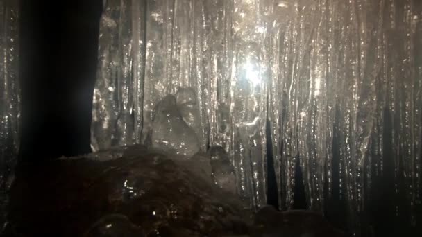 Icicles en cueva Svalbard Ártico . — Vídeo de stock