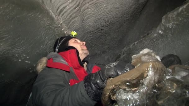 People tourist cave in Svalbard Arctic. — Stock Video