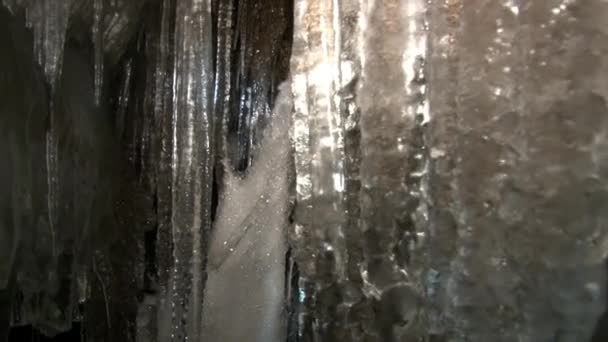 北极洞穴里的冰柱. — 图库视频影像