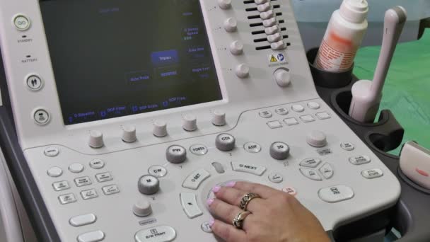 Kadın eli ve ultrason muayene ekipmanı.. — Stok video