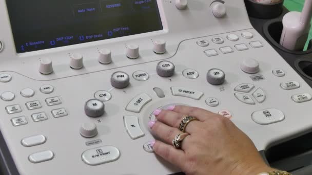 妇女的手和超声波检查医疗设备. — 图库视频影像