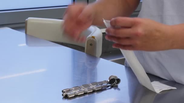 여 성과 의료 기기의 손. — 비디오