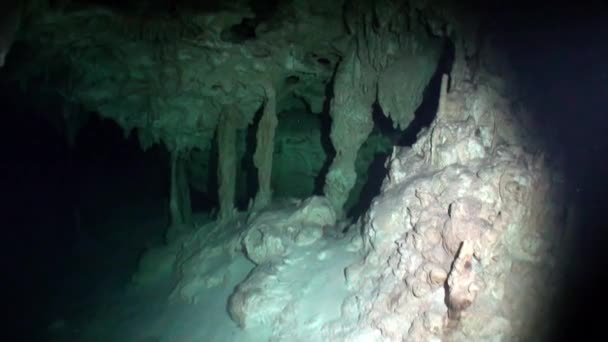 Skály v jeskyni Yucatan, cenotes podvodní jeskyní v Mexiku. — Stock video