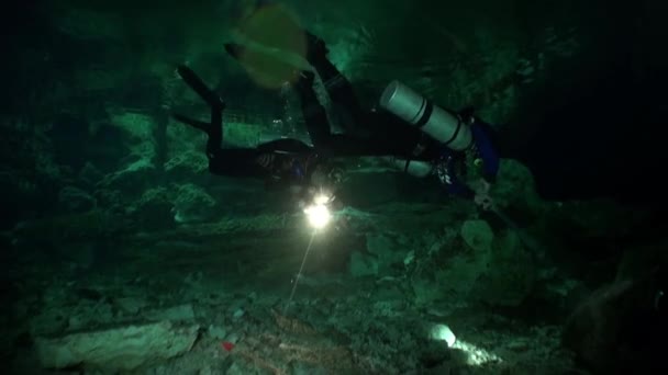 Amazing duiken in grotten van Yucatan cenotes onderwater in Mexico. — Stockvideo