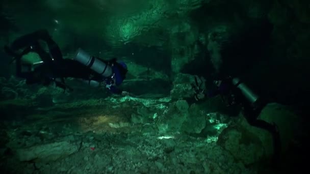 Úžasné potápění v jeskyních Yucatan cenotes pod vodou v Mexiku. — Stock video