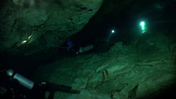 Удивительное ныряние с аквалангом в пещерах юкатан под водой в Мексике . — стоковое видео