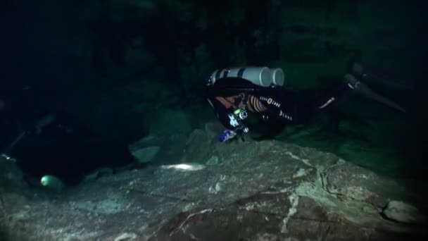 Εκπληκτικές καταδύσεις στις σπηλιές του Γιουκατάν cenotes υποβρύχια στο Μεξικό. — Αρχείο Βίντεο