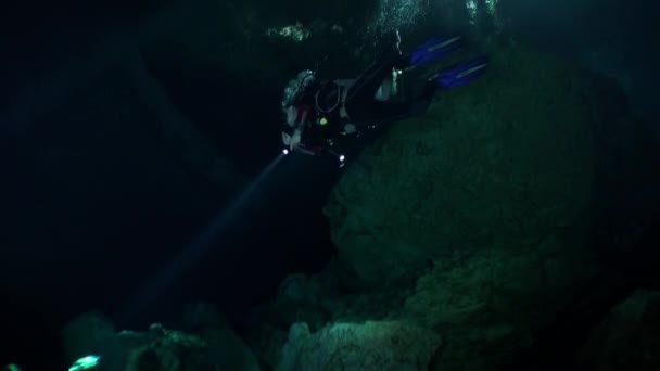 Schwimmen mit Taschenlampe in dunklen Höhlen der Yucatan-Cenoten unter Wasser in Mexiko. — Stockvideo