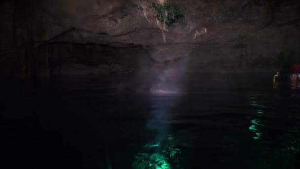 Yüzme sualtı Meksika'daki Yucatan cenotes karanlık mağaralara el feneri ile. — Stok video