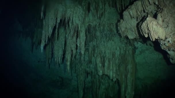 Jeskyně Yucatan cenotes pod vodou v Mexiku. — Stock video