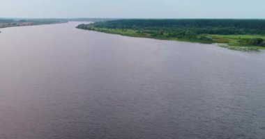 Uçan kuadkopterden Volga nehri hava görüntüsü.