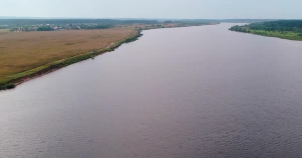 Letecký pohled na řeku Volhu z letícího quadcopteru nad lesem. — Stock video