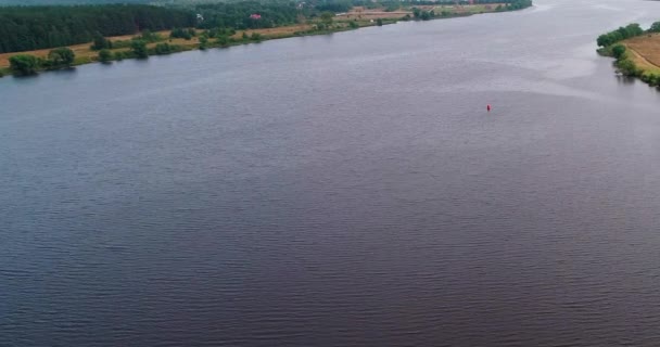 Dobre a vista aérea do rio Volga do quadricóptero voador sobre a floresta. — Vídeo de Stock