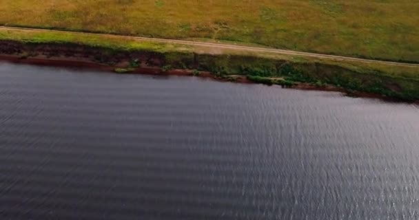 Veld in de buurt van Volga Luchtfoto uitzicht op de rivier van vliegen quadcopter over bos. — Stockvideo