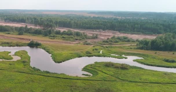 Biegung des Flusses Luftaufnahme vom fliegenden Quadrocopter über Wald. — Stockvideo