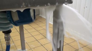 Temizleme ve yıkama kesim masası.