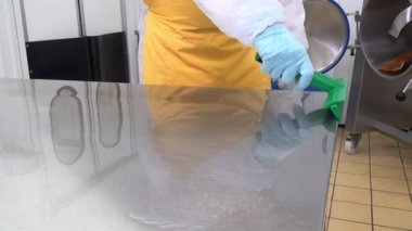 Temizleme ve yıkama kesim masası.