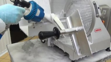 Temizleme ve yıkama dilimleyici yiyecek kalıntıları üzerinden.