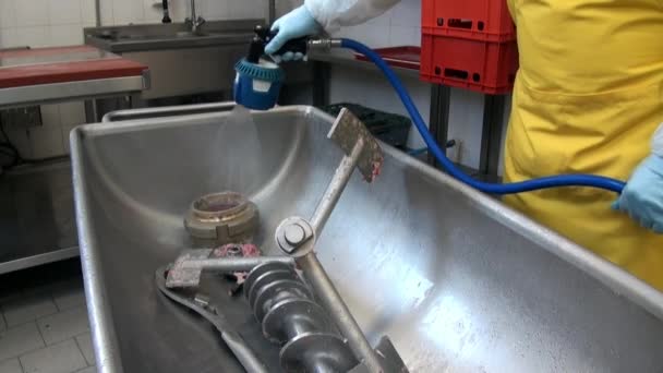 Rengöring och tvättning av professionell industriell köttkvarn i fabrik. — Stockvideo