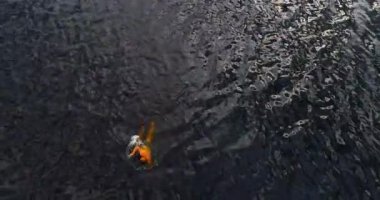 Adam nehir Volga havadan görünümü quadcopter içinde yüzüyor.