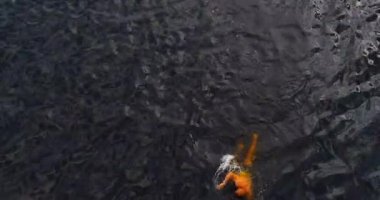 Adam nehir Volga havadan görünümü quadcopter içinde yüzüyor.