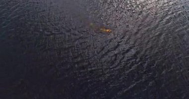 Adam nehir Volga havadan görünümü quadcopter içinde yüzüyor.