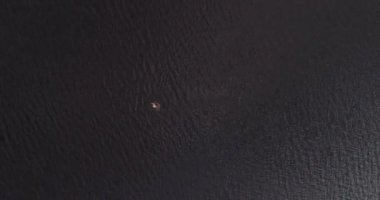 Adam geniş nehir Volga uzak shore havadan görünümü quadcopter yüzüyor.