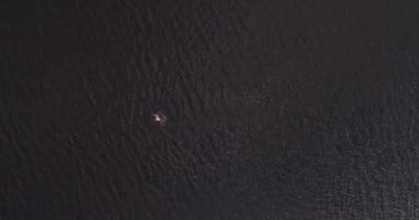 Adam geniş nehir Volga uzak shore havadan görünümü quadcopter yüzüyor.