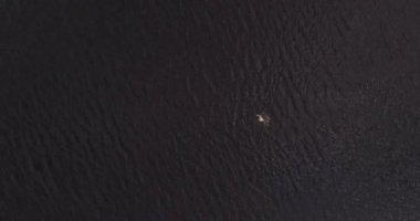 Adam geniş nehir Volga uzak shore havadan görünümü quadcopter yüzüyor.