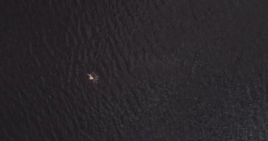 Adam geniş nehir Volga uzak shore havadan görünümü quadcopter yüzüyor.