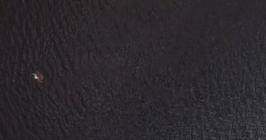 Adam geniş nehir Volga uzak shore havadan görünümü quadcopter yüzüyor.