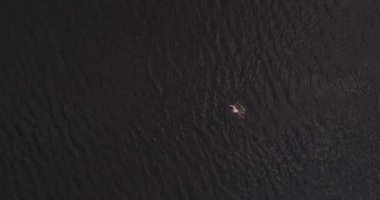 Adam geniş nehir Volga uzak shore havadan görünümü quadcopter yüzüyor.