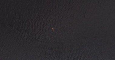 Adam geniş nehir Volga uzak shore havadan görünümü quadcopter yüzüyor.