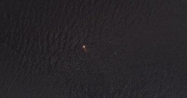 Adam geniş nehir Volga uzak shore havadan görünümü quadcopter yüzüyor.