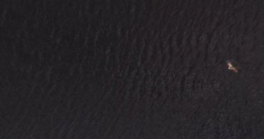 Adam geniş nehir Volga uzak shore havadan görünümü quadcopter yüzüyor.
