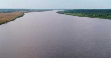 Uçan kuadkopterden Volga nehri hava görüntüsü.