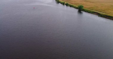 Toprak yol Volga Nehri havadan görünümü quadcopter orman üzerinde uçan gelen yakınındaki.