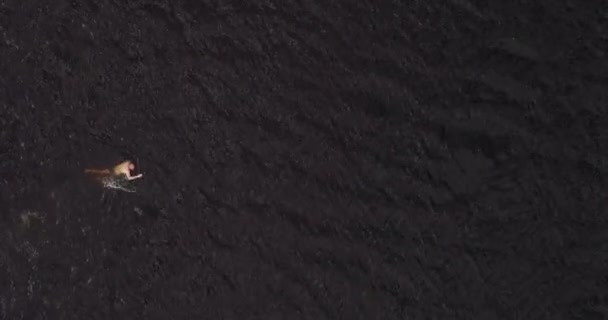 L'homme nage dans le large fleuve Volga loin de la côte vue aérienne quadcopter .