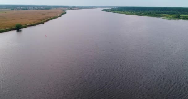 Volga folyó légi kilátás repülő quadcopter erdő felett. — Stock videók