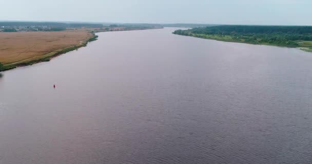 Volga folyó légi kilátás repülő quadcopter erdő felett. — Stock videók