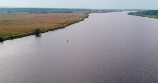 Volga flod antenn utsikt från flygande quadcopter över skogen. — Stockvideo