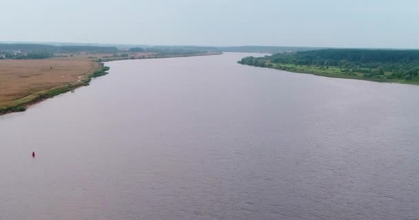 Volga flod antenn utsikt från flygande quadcopter över skogen. — Stockvideo