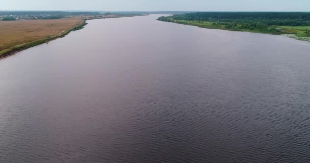 Volga rivière vue aérienne du quadcopter volant au-dessus de la forêt. — Video