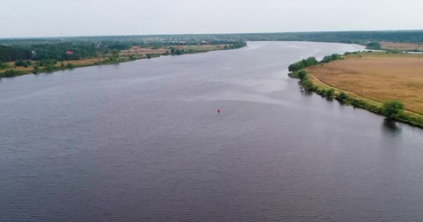 Böj av Volga floden antenn utsikt från flygande fyrhjuling över skogen. — Stockvideo