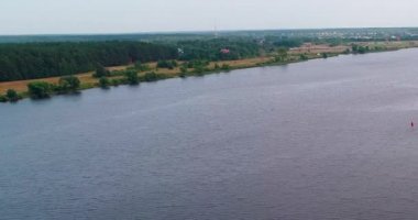 Uçan kuadkopterden Volga nehri hava görüntüsü.