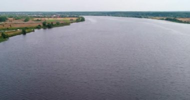 Uçan kuadkopterden Volga nehri hava görüntüsü.