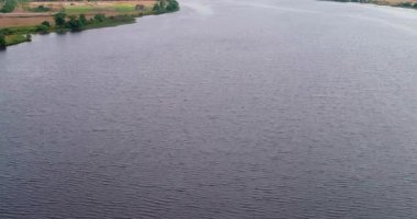 Uçan kuadkopterden Volga nehri hava görüntüsü.