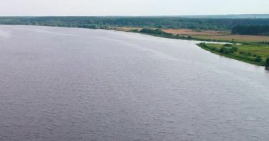 Uçan kuadkopterden Volga nehri hava görüntüsü.