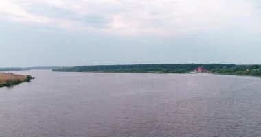 Uçan kuadkopterden Volga nehri hava görüntüsü.