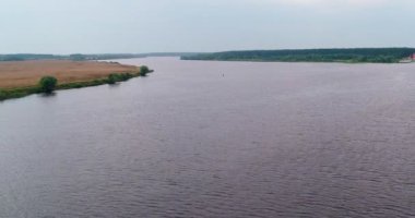 Uçan kuadkopterden Volga nehri hava görüntüsü.